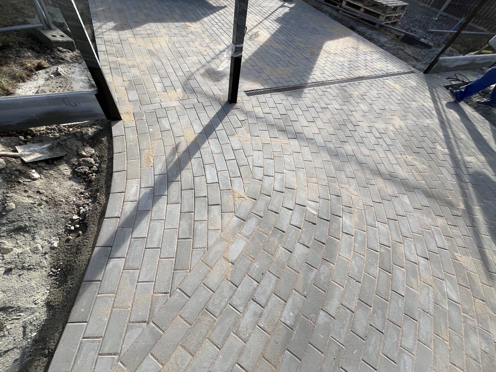 Hallidest nunnakividest plats ja parkla
